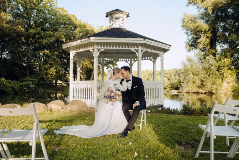 Para młoda w altanie przy stawie w Dworze Wierzenica.