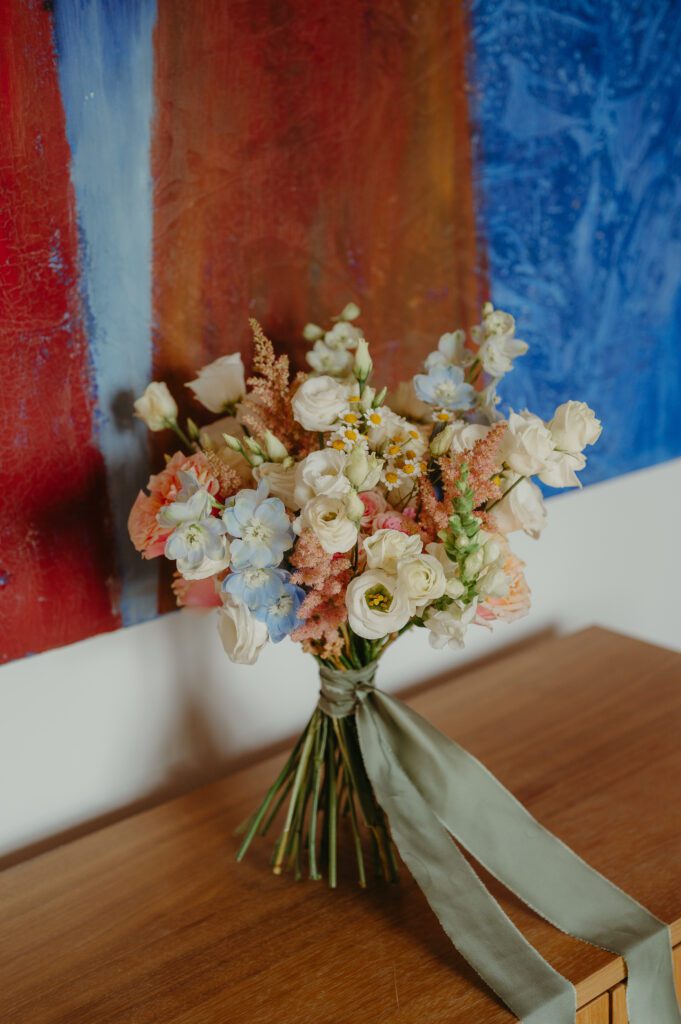 Piekny bukiet ślubny z zieloną wstążką od Świetlni.