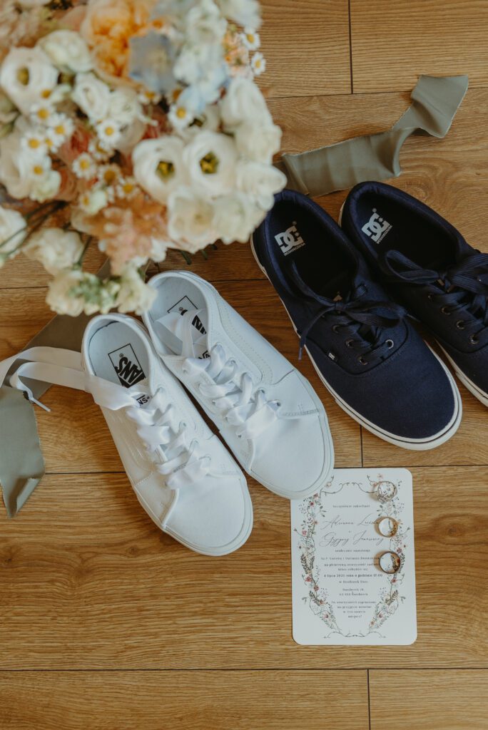 Detale pary młodej - zaproszenie, bukiet i trampki Vans.