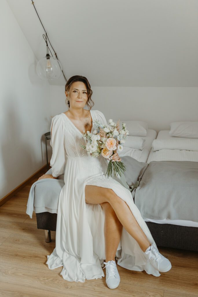 Panna młoda w sukni i trampkach Vans.