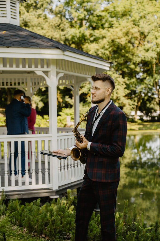 Saksofonosta na ślubie.