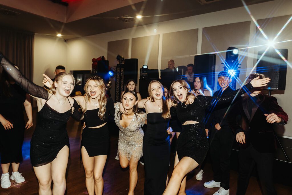 Dynamiczna zabawa dziewczyn uchwyconych przez fotografa podczas tańca.