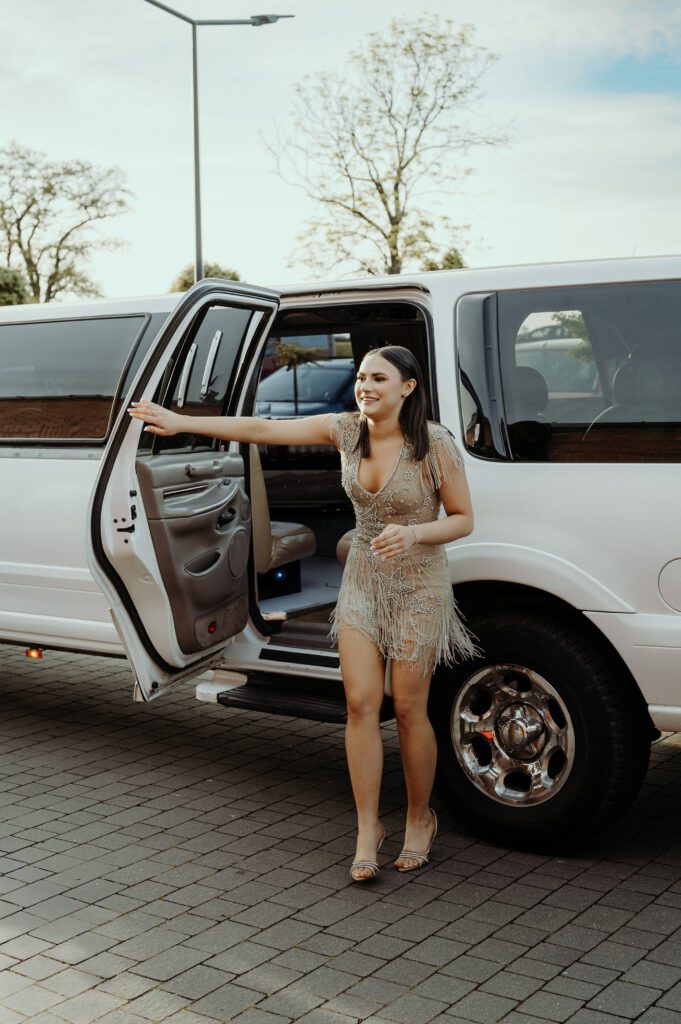 Wiktoria wychodzi z limuzyny przes salą, gdzie odbędą się jej 18 urodziny.