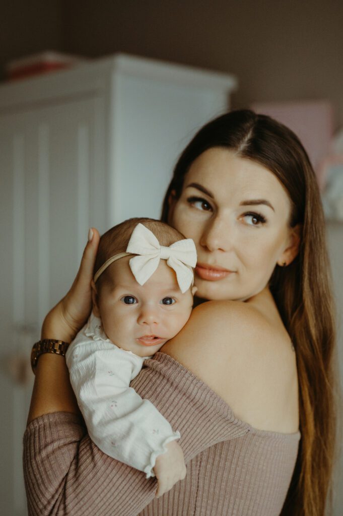 Z6A_3210 domowa sesja noworodkowa Zosi na rękach mamy