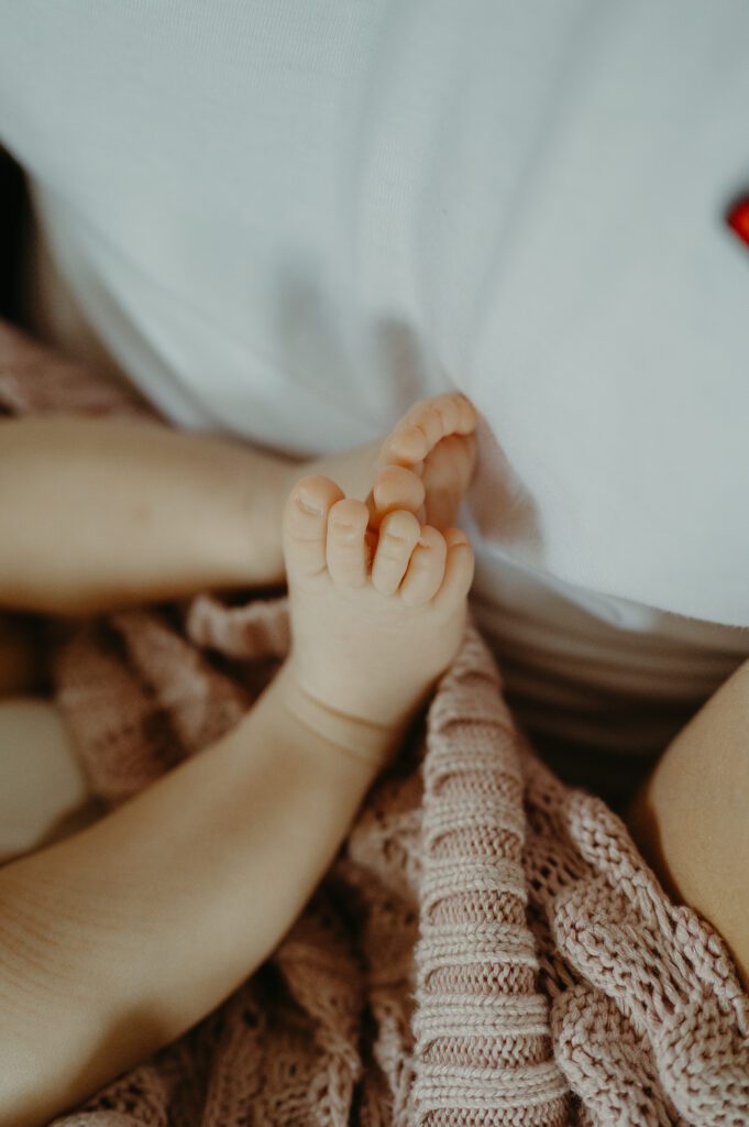Z6A_3474 detal: małe stópki noworodka