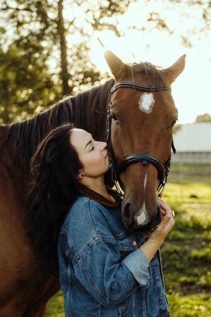 dziewczyna przytula konia podczas jesiennej sesji