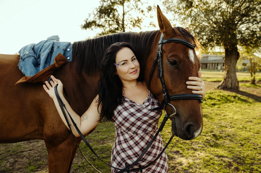 portret kobiety z koniem w złotym świetle