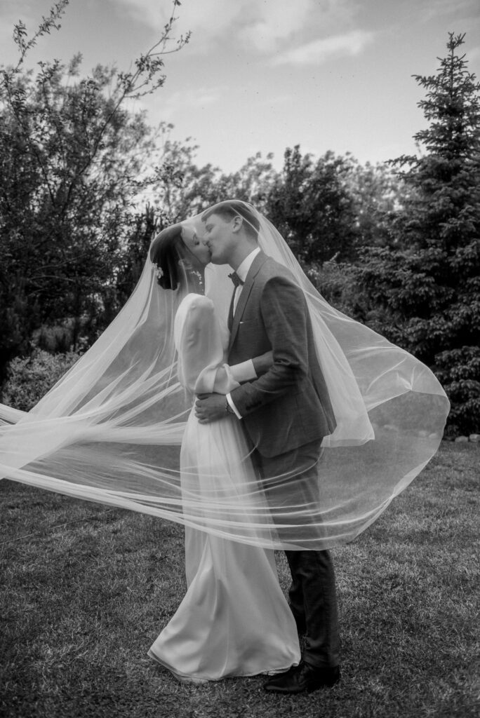 300525_0656 para młoda całująca się pod welonem
