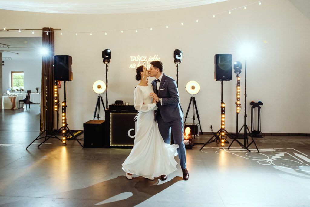 300525_0760 pierwszy taniec Marty i Michała i pocałunek w tańcu