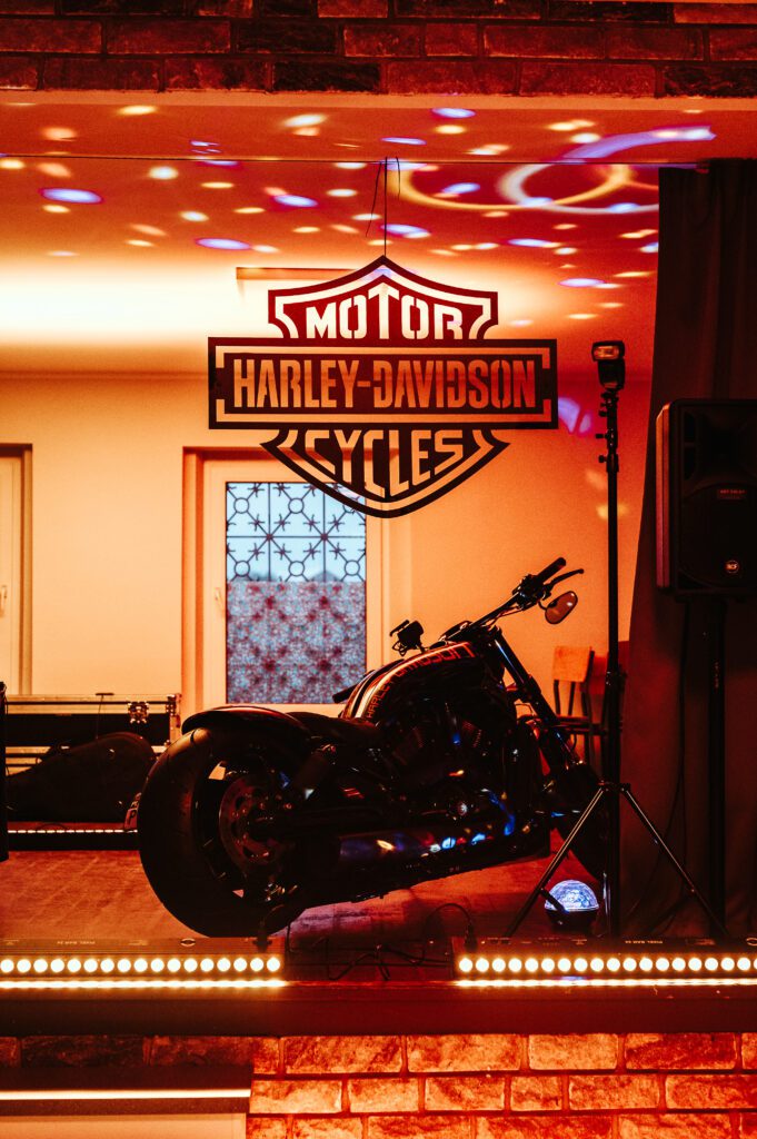 Motocykl na sali podczas 50. urodzin w stylu motocyklowym