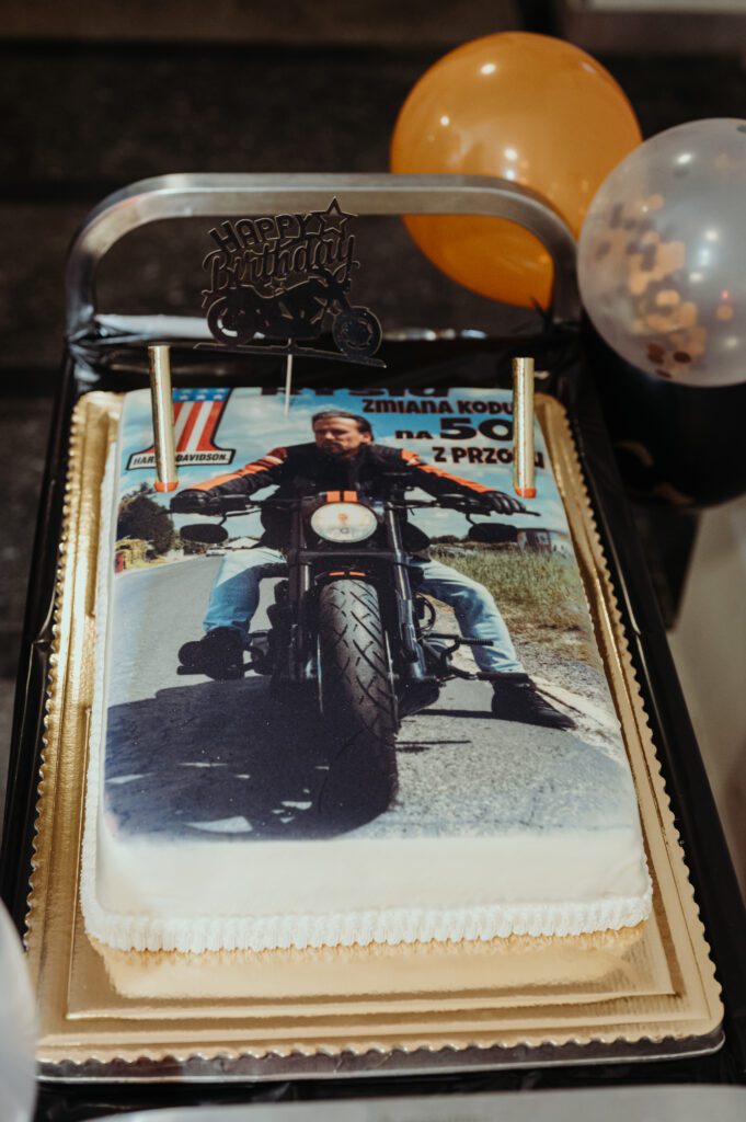 Tort z motocyklem na 50. urodzinach