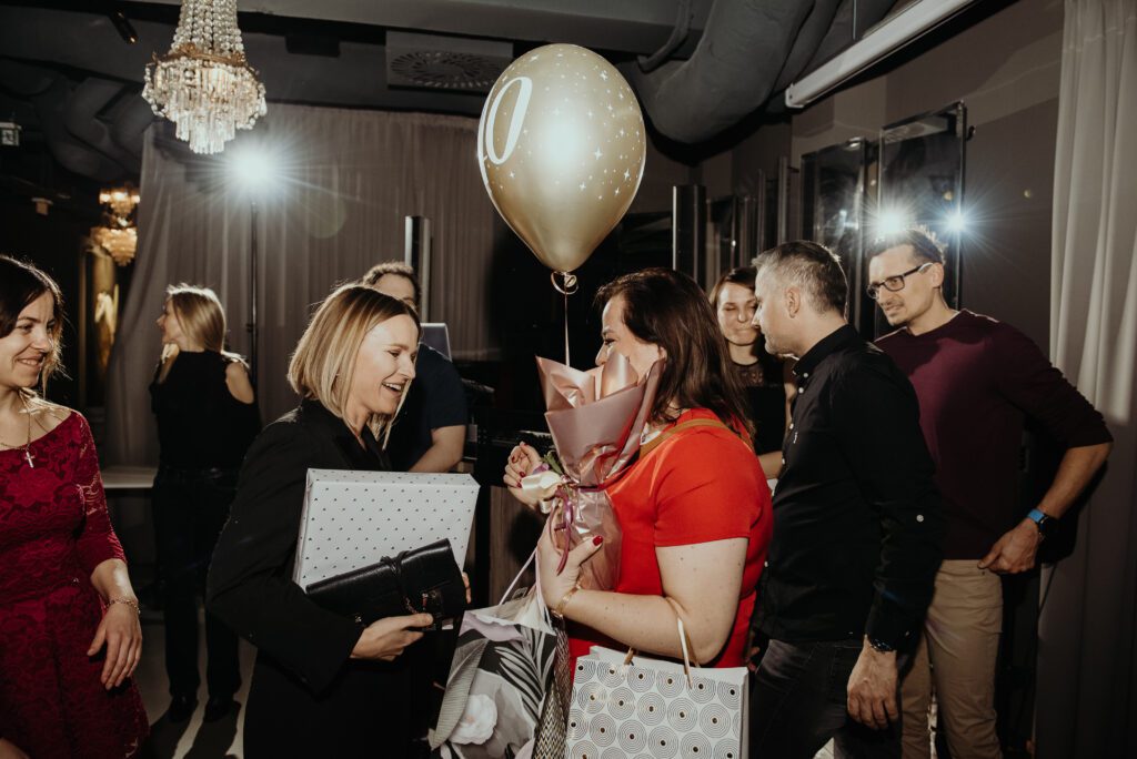 Reportaż urodzinowy &ndash; goście składają życzenia, złoty balon z liczbą 40