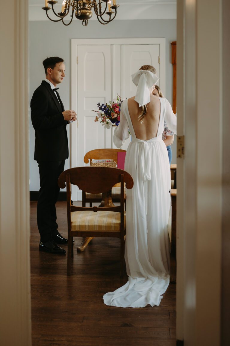 Spotkanie pary młodej z urzędnikiem USC w pokoju w Dworze Wierzenica.