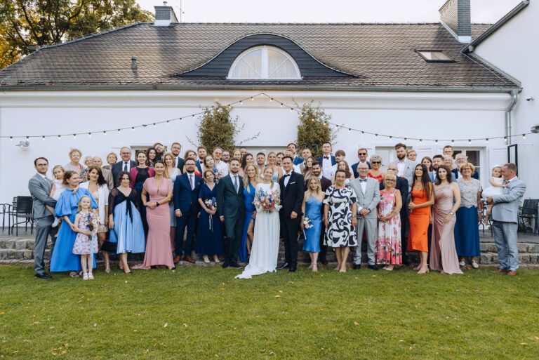 Zdjęcie grupowe w ogrodzie w Dworze Wierzenica.