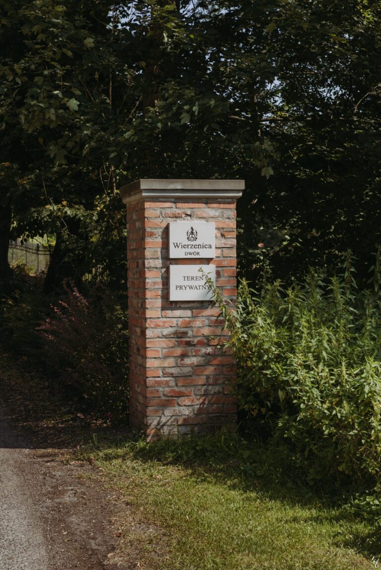 Wjazd od Wierzenica Dw&oacute;r miejsca na ślub i wesele.
