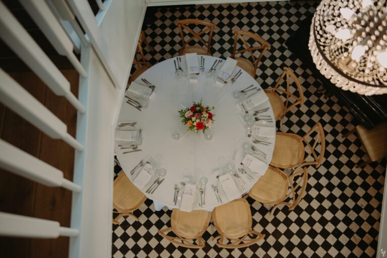 Sień w Dworze Wierzenica. Zdjęcie z g&oacute;ry schod&oacute;w na st&oacute;ł z dekoracjami.