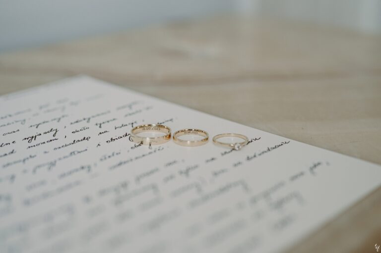 Przysięga oraz obrączki i pierścionek zaręczynowo.