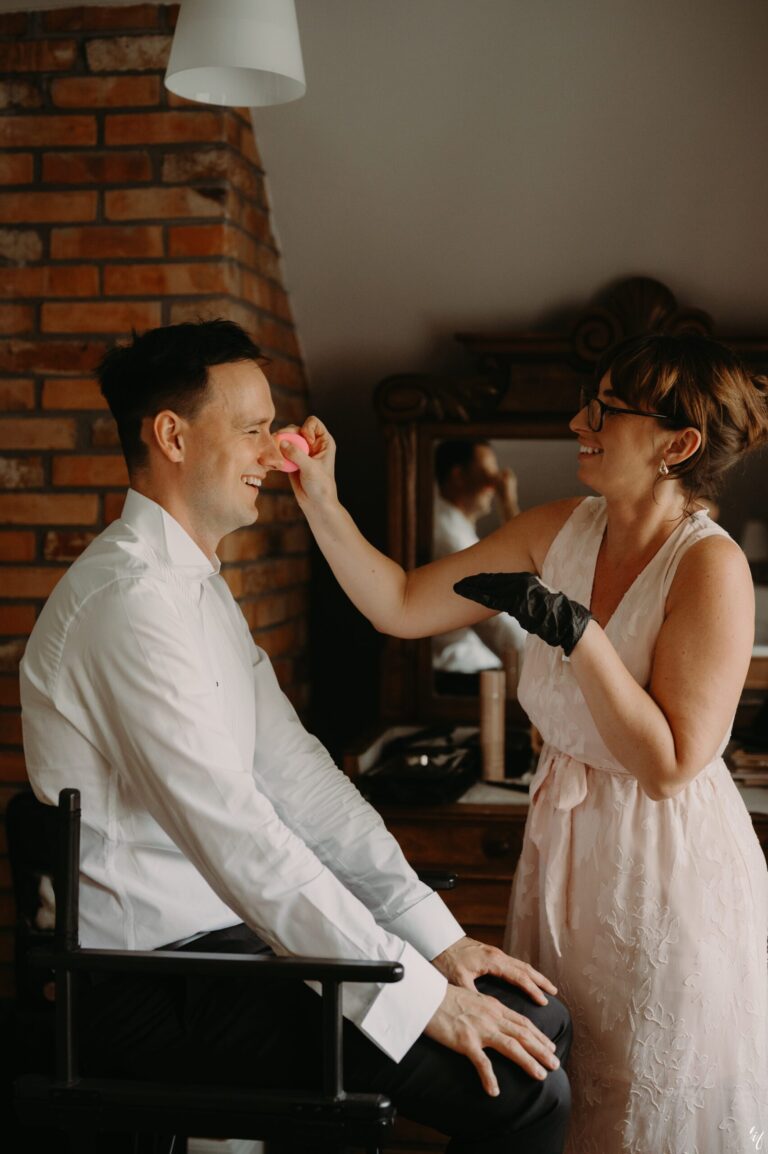 Męski makijaż ślubny. Korekta sk&oacute;ry przed sesją zdjęciową.