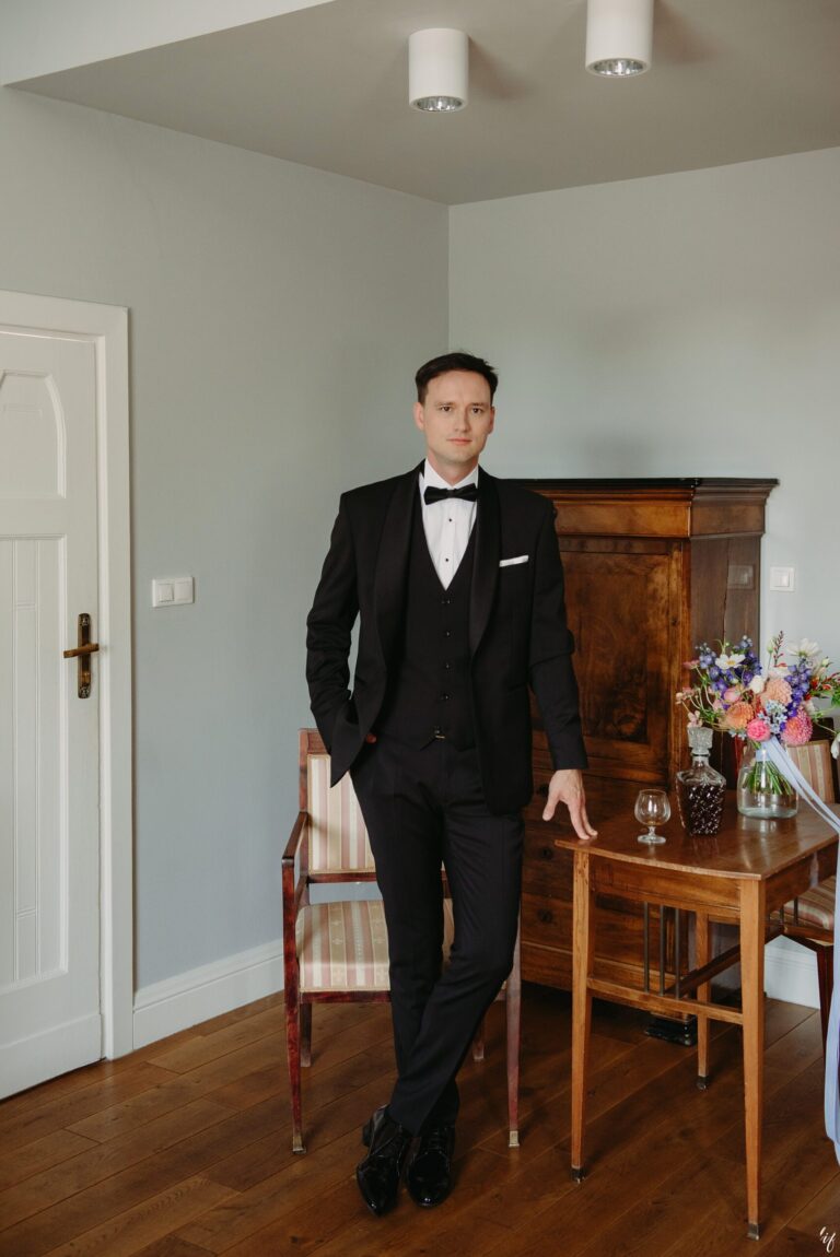 Pan młody w garniturze ślubnym.