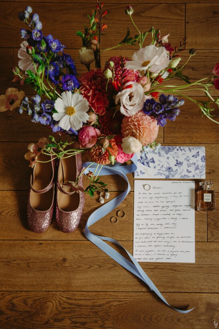 Ślubne dodatki panny młodej - bukiet, buty, obrączki, przysięga ślubna.