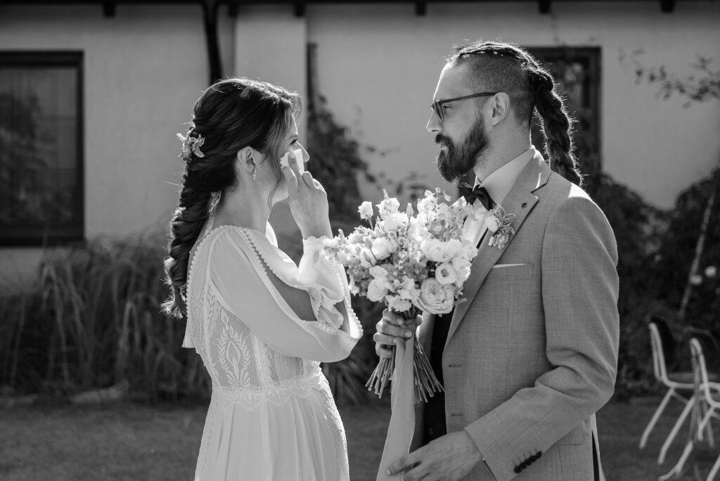 Panna młods płacze po zobaczeniu swojego przyszłego męża.