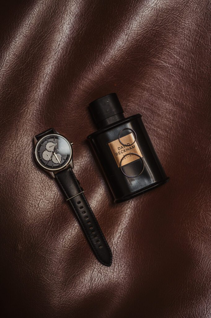 Męskie detale ślubne. Perfum David Beckham, obrączki, zegarek.