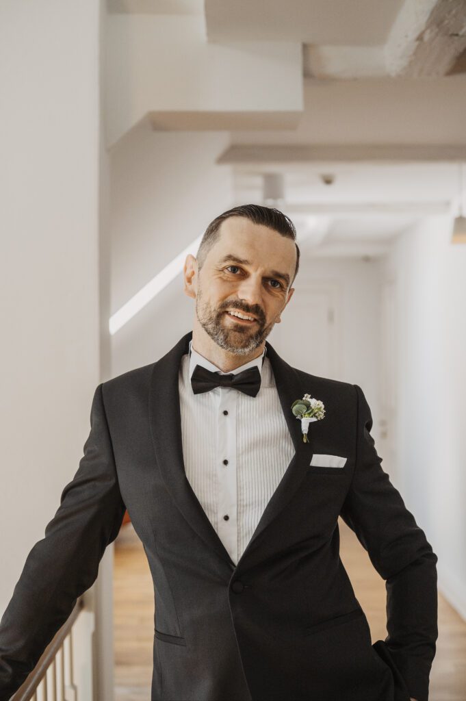 Piękny portret śmiejącego się pana młodego we wnnętrzach Dworku Wierzenica.