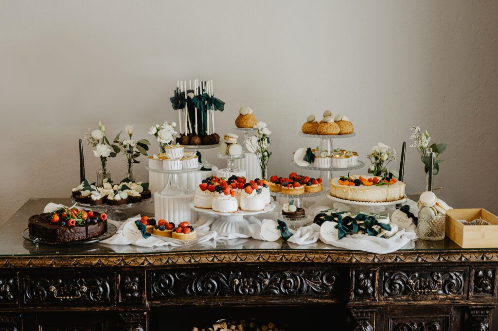 Słodki st&oacute;ł od Słodkości Wesołek w Dworku Wierzenica.