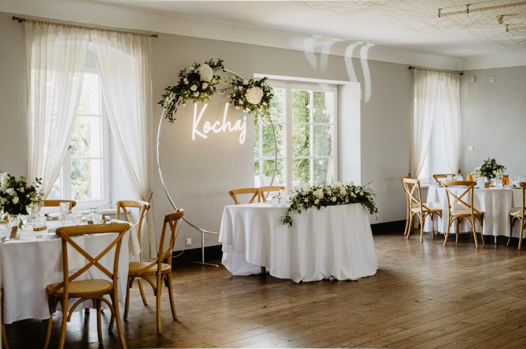 Wnętrze i głowna sala w Dw&oacute;r Wierzenica. Sala przygotowana na przyjęcie ślubne. Stołyy udekorowane.