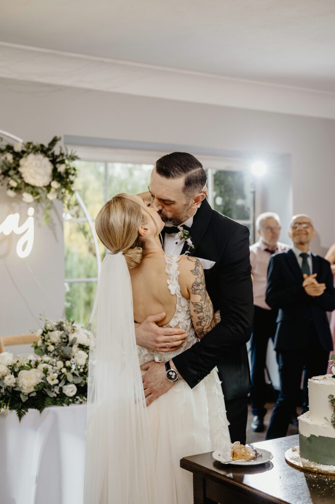 Całująca się para młoda.