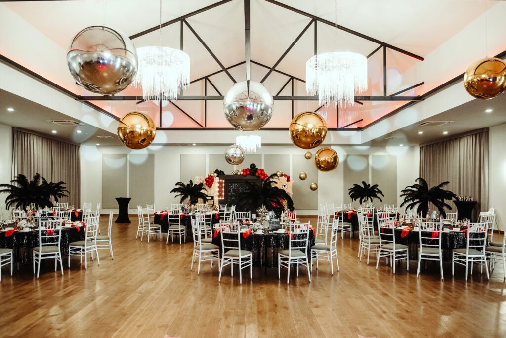 Sala w Hotel Szaffran Węgierki udekorowana w stylu hollywood z okazji 18 urodzi przez Cudotw&oacute;rnię.