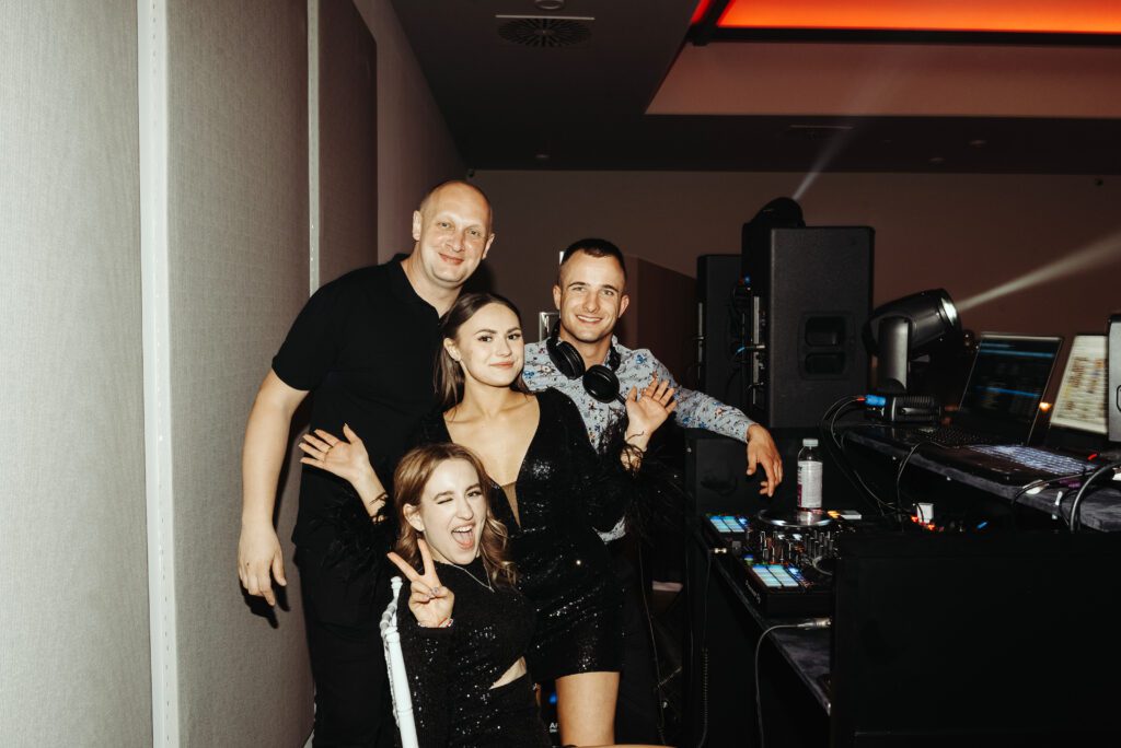 Dziewczyny bawią się z z djami, koło ich stanowiska.