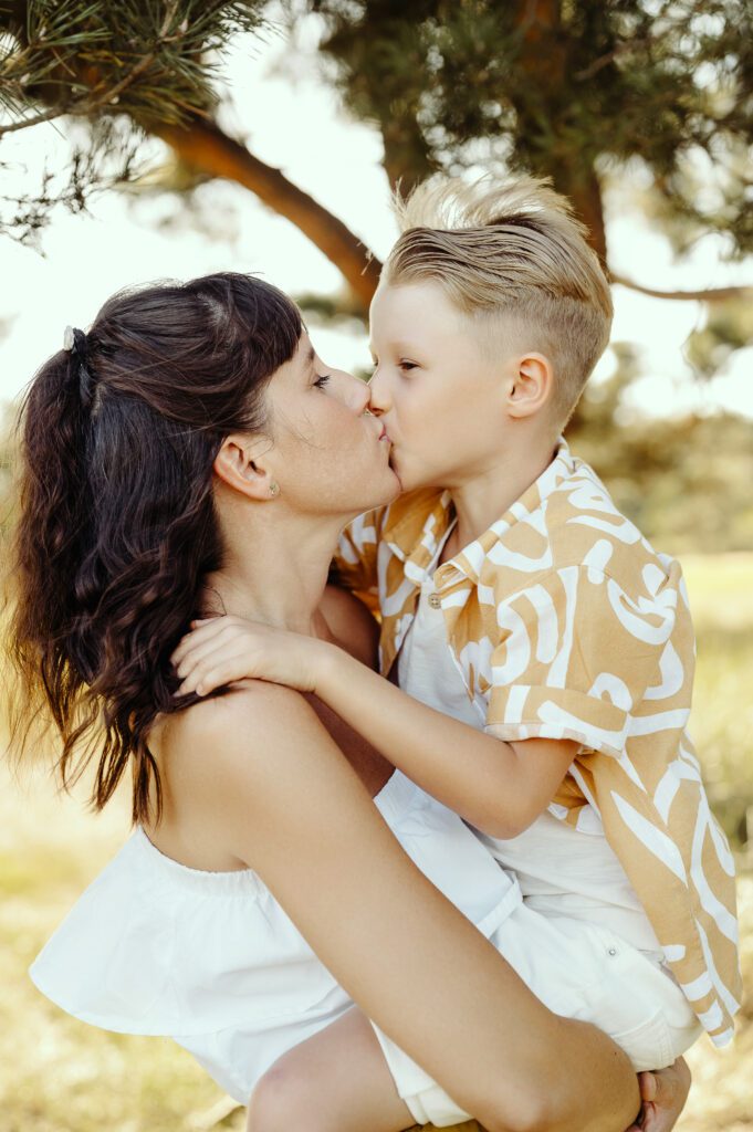 DSC_5280 Synb z mamaą bają sobie buziaka. Chwila pełna miłości. Mam trzyma syna na rękach.